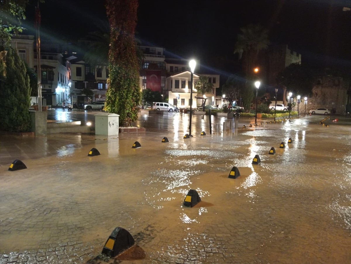  İzmir'in Çeşme ilçesinde kuvvetli sağanak nedeniyle cadde ve sokaklar göle döndü, bazı ev ve iş...