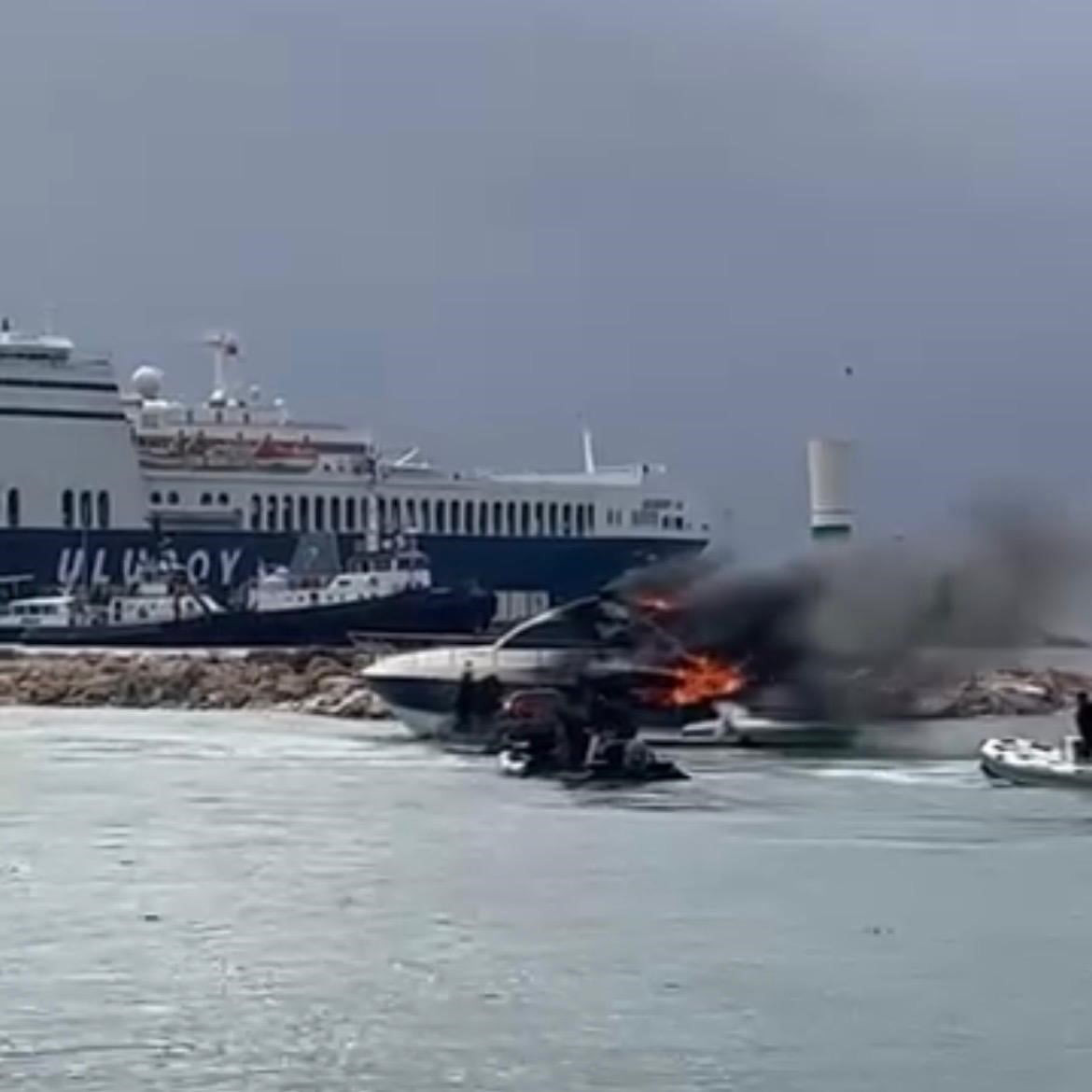 İZMİR'İN ÇEŞME İLÇESİNDE SAHİLDE DEMİRLİ HALDE BULUNAN BİR MOTORYATTA ÇIKAN YANGIN PANİĞE NEDEN...