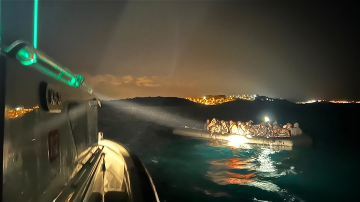 İzmir'in Çeşme ve Dikili ilçeleri açıklarında motor arızası nedeniyle sürüklenen lastik bottaki 68...