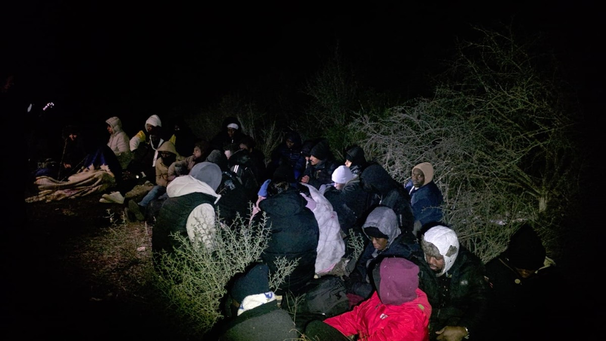 İzmir'in Çeşme ve Menderes ilçelerinde 79 düzensiz göçmen yakalandı.