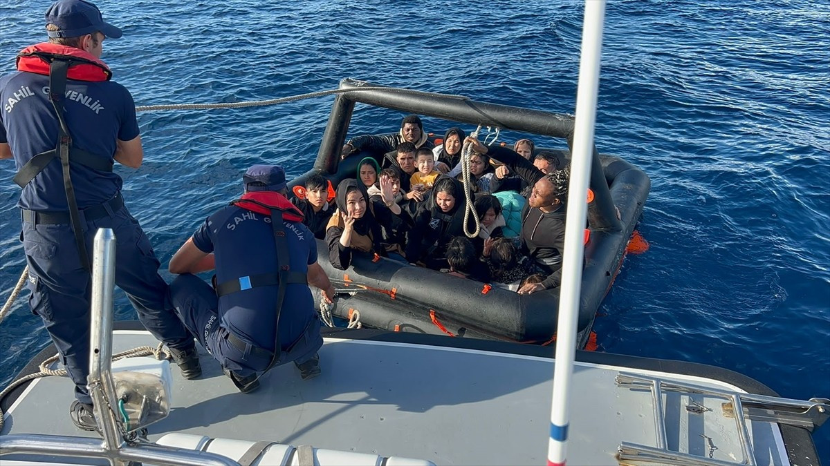 İzmir'in Çeşme ve Seferihisar ilçeleri açıklarında 75 düzensiz göçmen kurtarıldı, Dikili ve Foça...