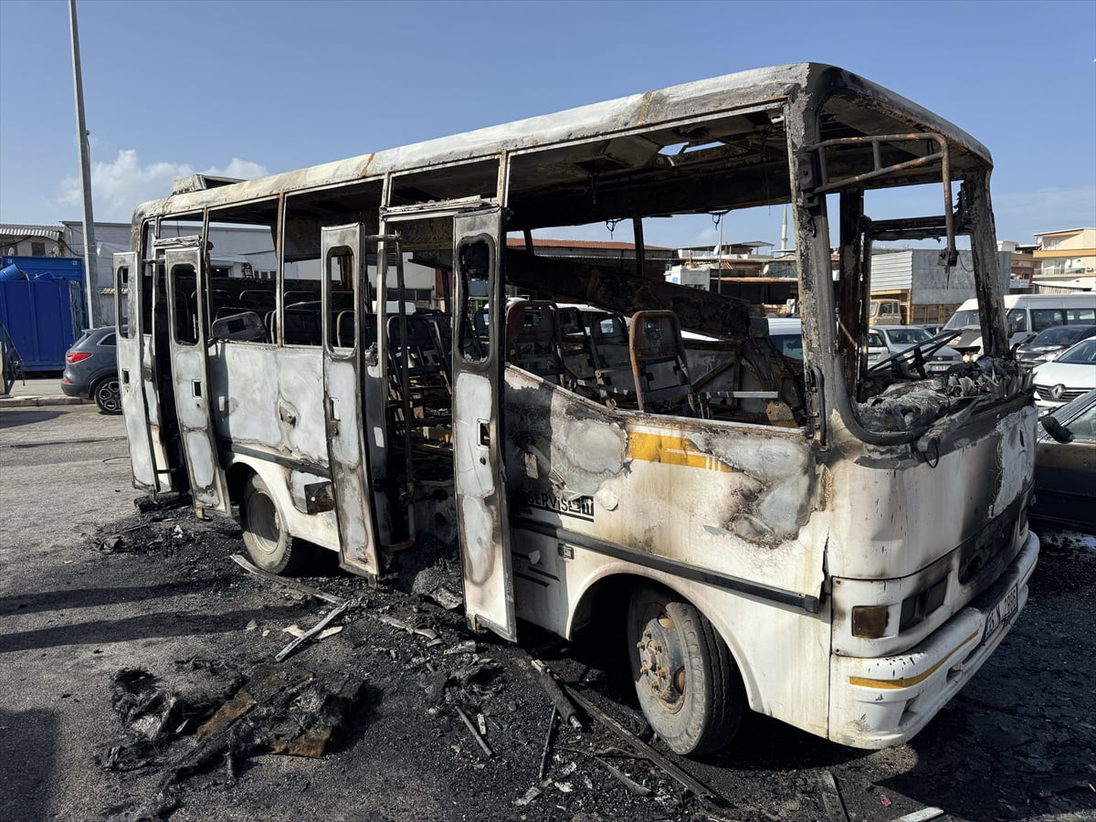 İzmir'in Çiğli ilçesinde park halindeki midibüste çıkan yangında, 16 yaşındaki çocuk hayatını...