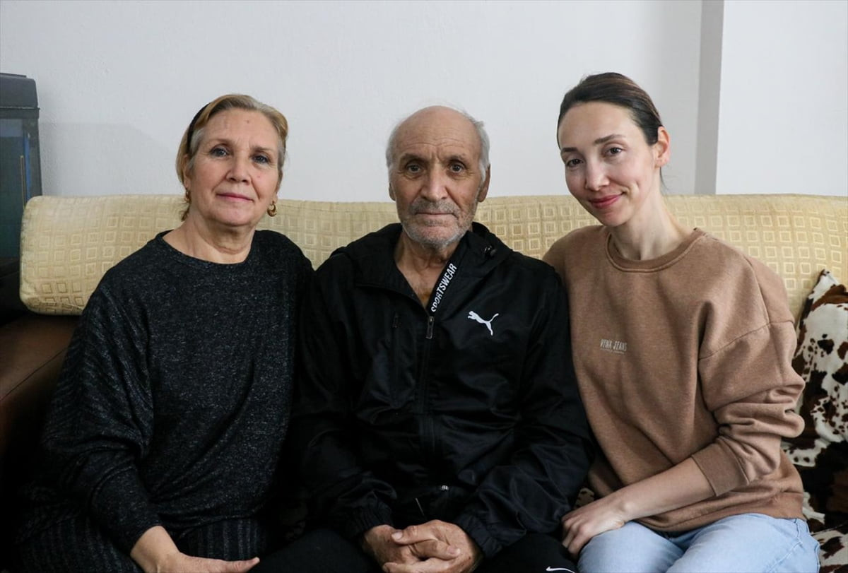 İzmir'in Çiğli ilçesinde tren beklediği sırada kalbi duran ve istasyonda bulunan otomatik...