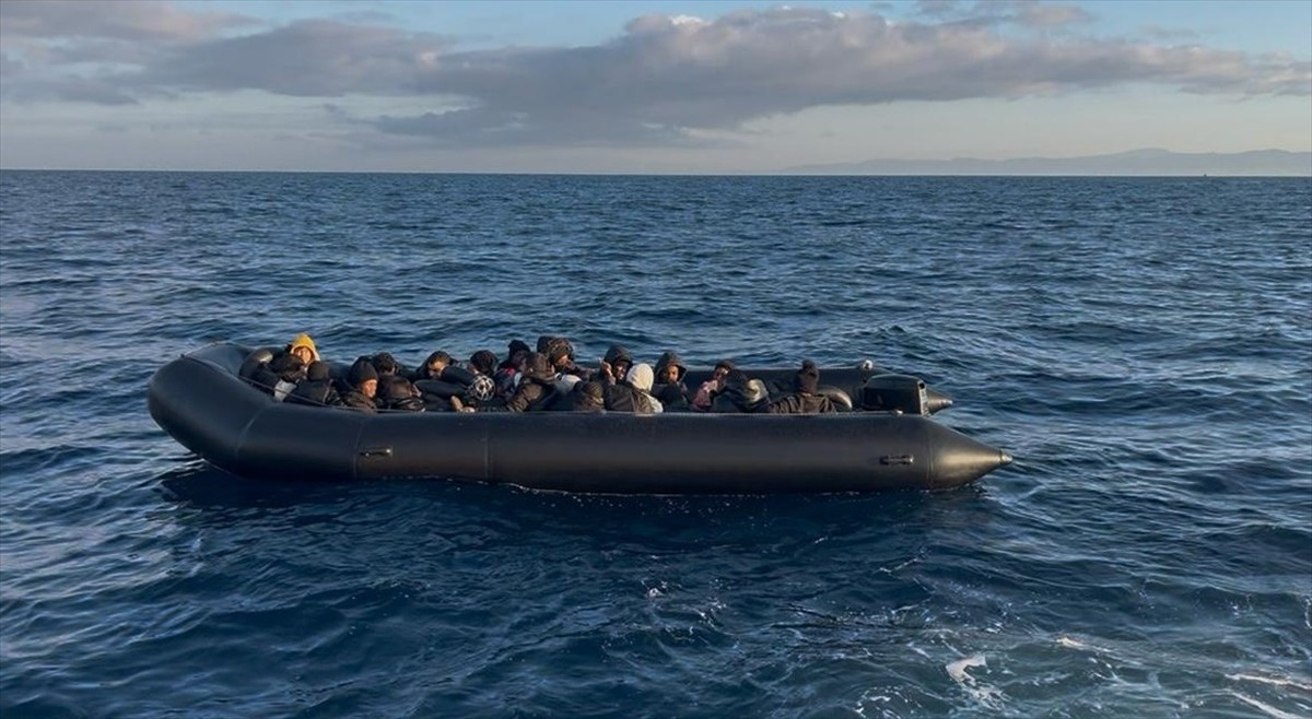 İzmir'in Dikili ilçesi açıklarında 88 düzensiz göçmen yakalandı, motor arızası nedeniyle...