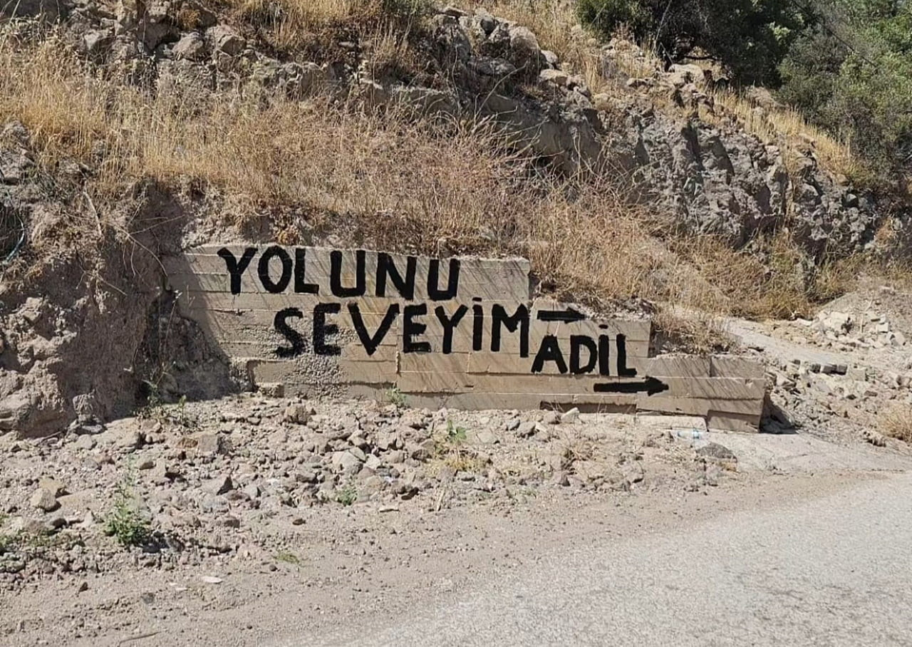 İZMİR'İN DİKİLİ İLÇESİNDE YILLARDIR ASFALTLANMAYAN VE KÖSTEBEK YUVASINA DÖNEN BAĞLANTI YOLU...