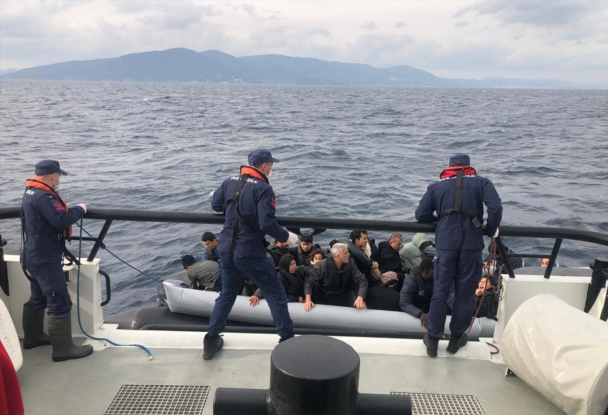 İzmir'in Dikili ve Foça ilçelerinde 33'ü çocuk 91 düzensiz göçmen yakalandı.