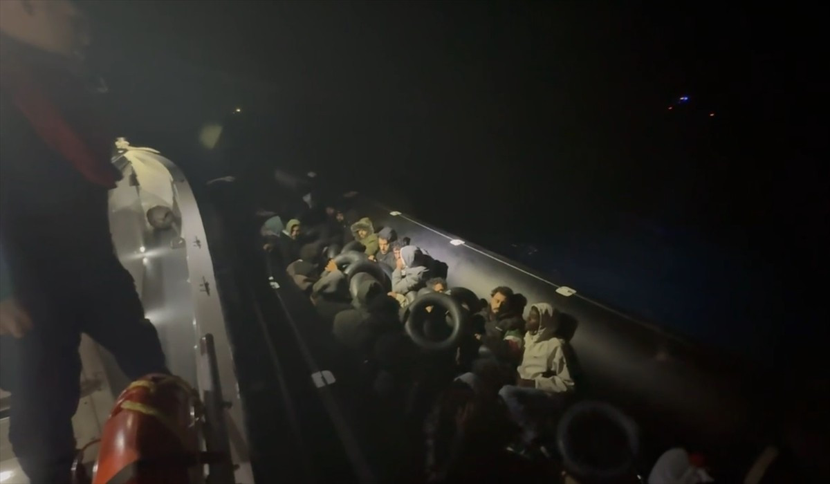 İzmir'in Dikili ve Foça ilçelerinde 37 düzensiz göçmen yakalandı, 33 düzensiz göçmen...