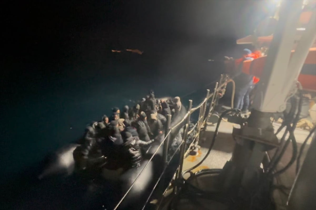 İzmir'in Dikili ve Menderes ilçeleri açıklarında 7'si çocuk 74 düzensiz göçmen yakalandı.