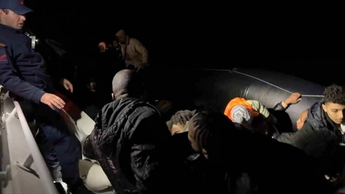 İzmir'in Foça ilçesi açıklarında, motor arızası nedeniyle sürüklenen lastik bottaki 4'ü çocuk 36...