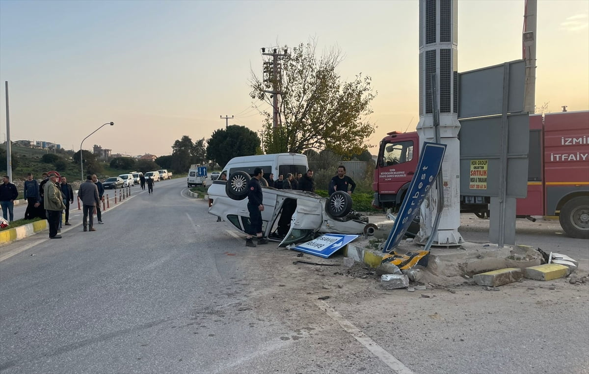 İzmir'in Foça ilçesinde otomobilin devrilmesi sonucu 2 kişi yaralandı. İhbar üzerine kaza yerine...