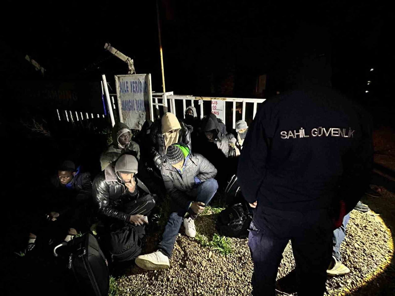 İZMİR'İN FOÇA İLÇESİNDE, YASA DIŞI YOLLARLA YURT DIŞINA ÇIKMA GİRİŞİMİNDEKİ 27 DÜZENSİZ GÖÇMEN...