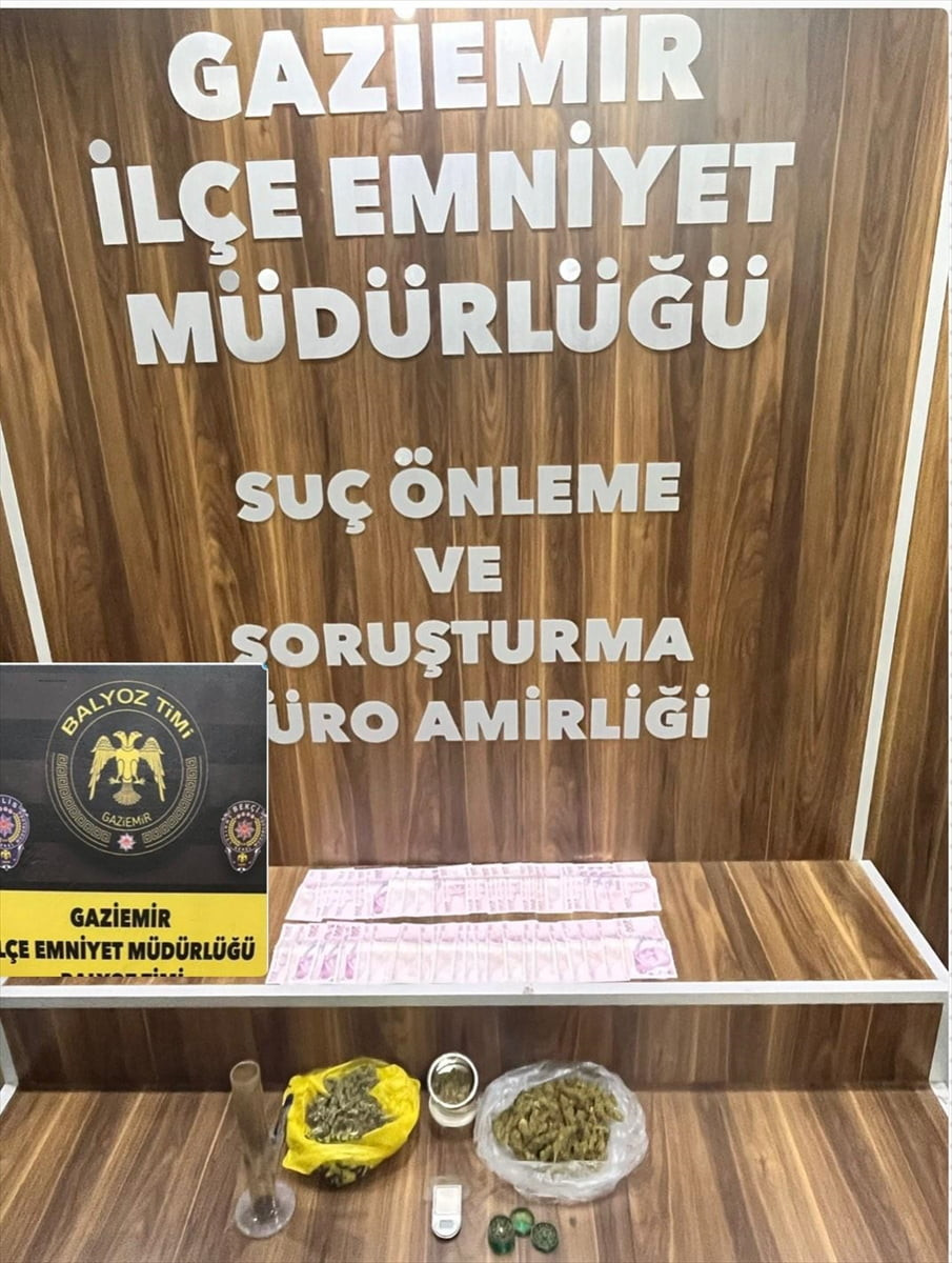  İzmir'in Gaziemir ilçesinde uyuşturucu madde ticareti yaptığı iddiasıyla 1 zanlı gözaltına...