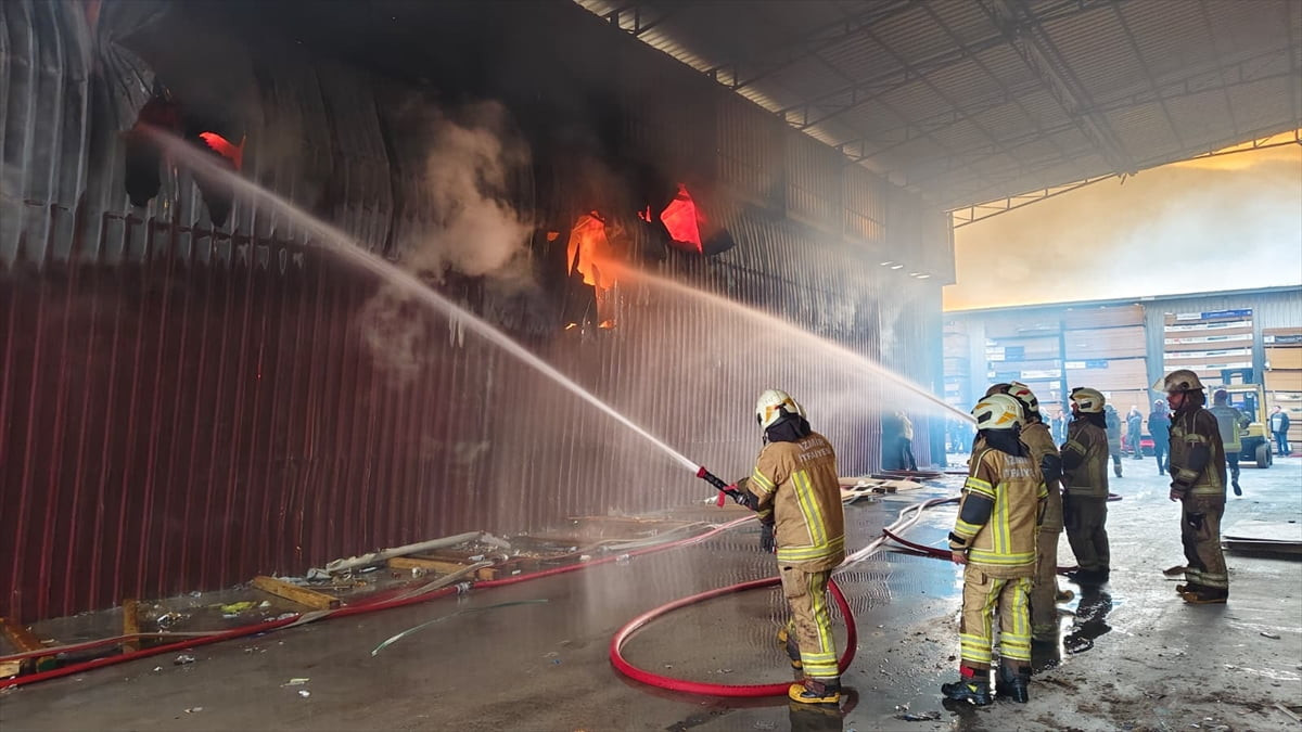 İzmir'in Karabağlar ilçesinde 3 atölye ve 2 depoda çıkan yangına itfaiye ekipleri müdahalede...
