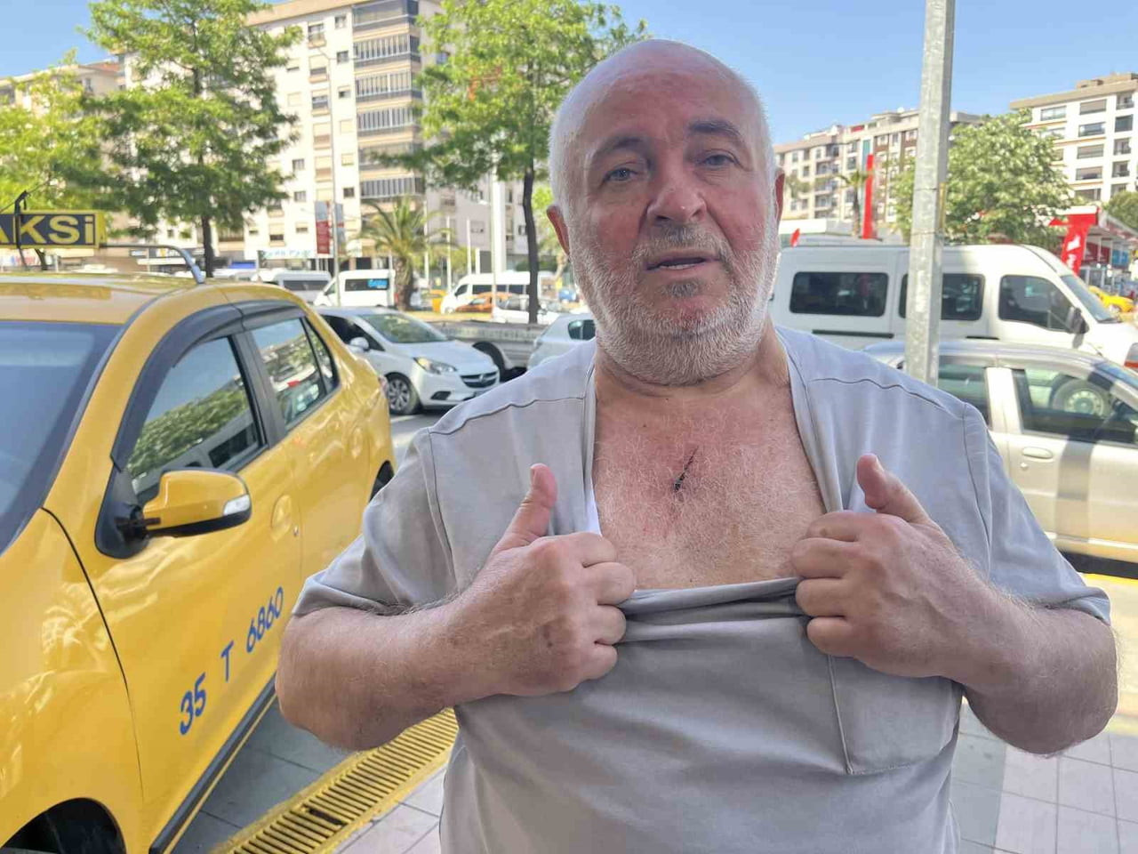 İZMİR'İN KARABAĞLAR İLÇESİNDE, BOĞAZINDAN BIÇAKLANARAK GASP GİRİŞİMİNE MARUZ KALAN VE ÖLÜMDEN...