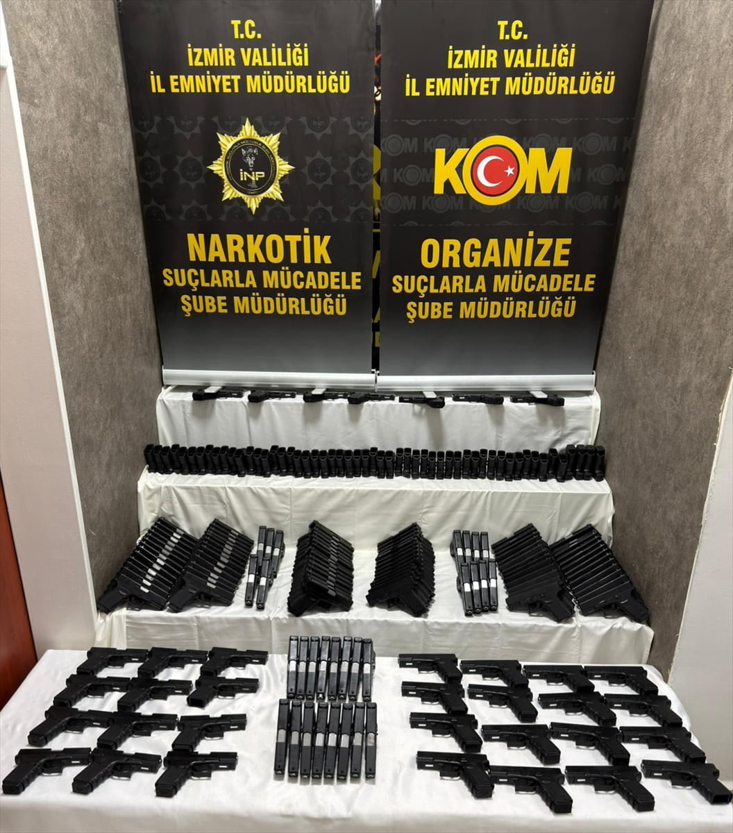 İzmir'in Karabağlar ilçesinde düzenlenen helikopter destekli operasyonda, 149 ruhsatsız tabanca...