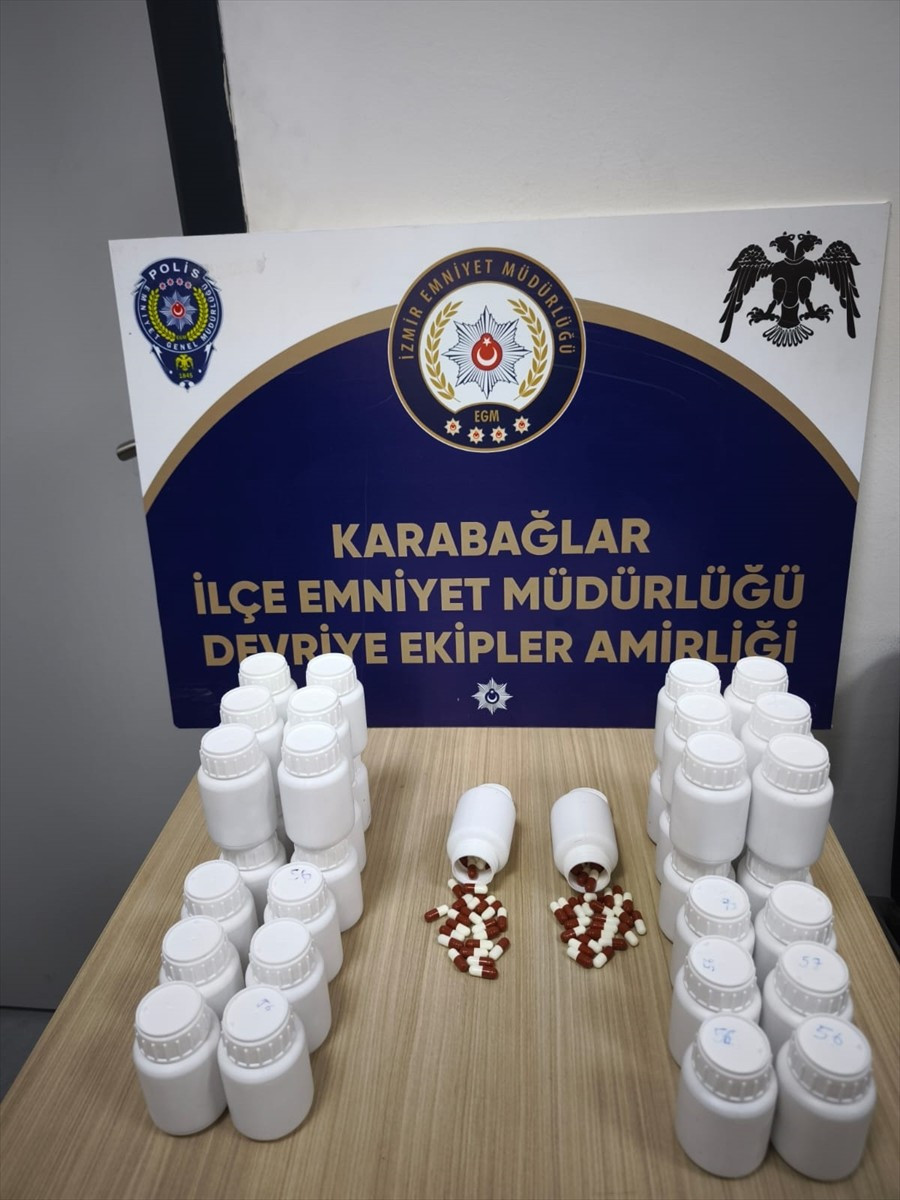 İzmir'in Karabağlar ilçesinde düzenlenen uyuşturucu operasyonunda 2 kişi gözaltına alındı. Yapılan...