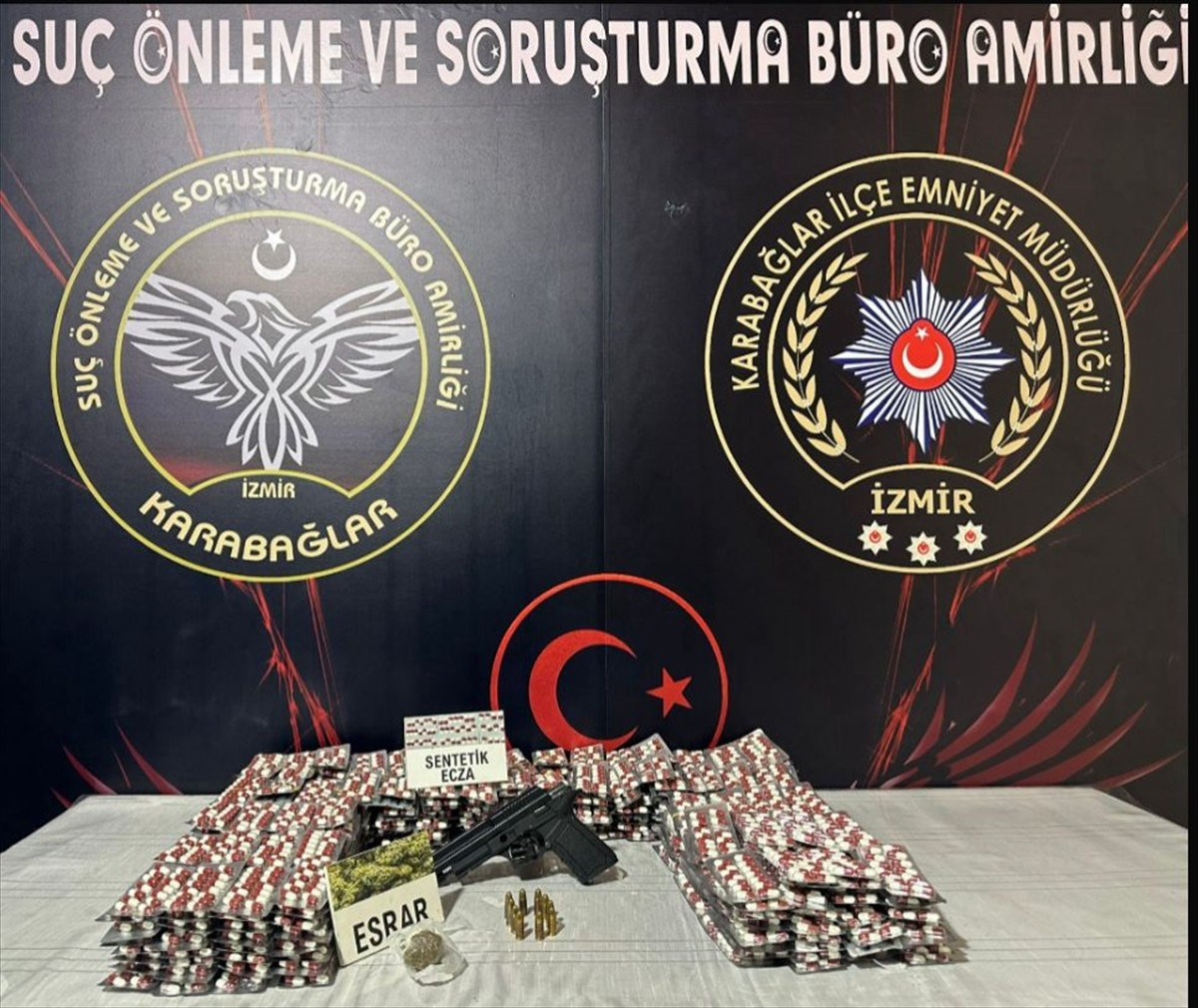 İzmir'in Karabağlar ilçesinde güvercin kümesinde gizledikleri uyuşturucuyla yakalanan 2 kardeş...