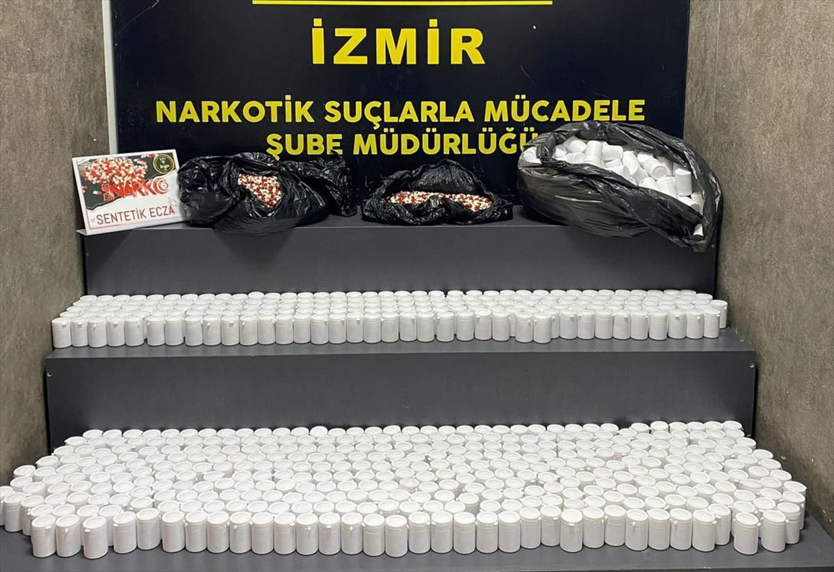 İzmir'in Karabağlar ilçesinde hafif ticari araçta yapılan aramada 84 bin uyuşturucu hap ele...
