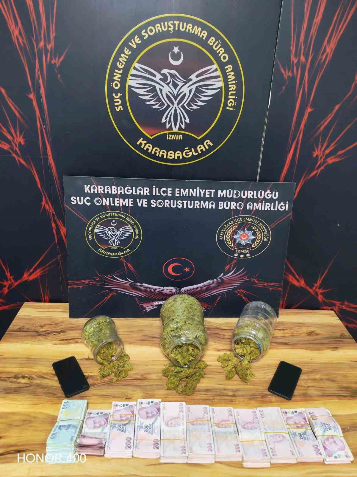İZMİR'İN KARABAĞLAR İLÇESİNDE POLİS EKİPLERİNCE BİR EVE DÜZENLENEN UYUŞTURUCU OPERASYONUNDA...