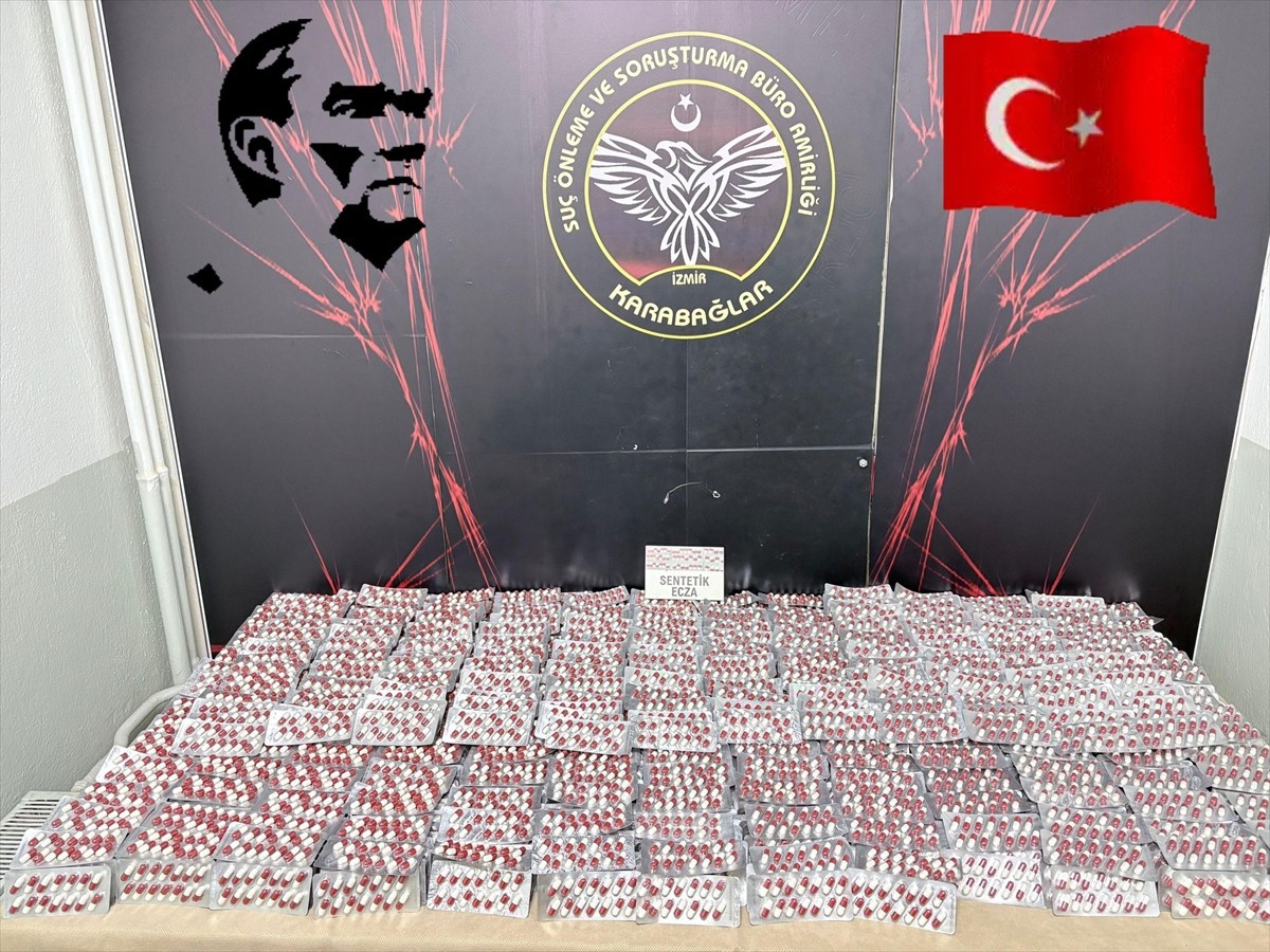 İzmir'in Karabağlar ilçesinde uyuşturucu ticareti yaptıkları iddiasıyla gözaltına alınan 3 zanlı...