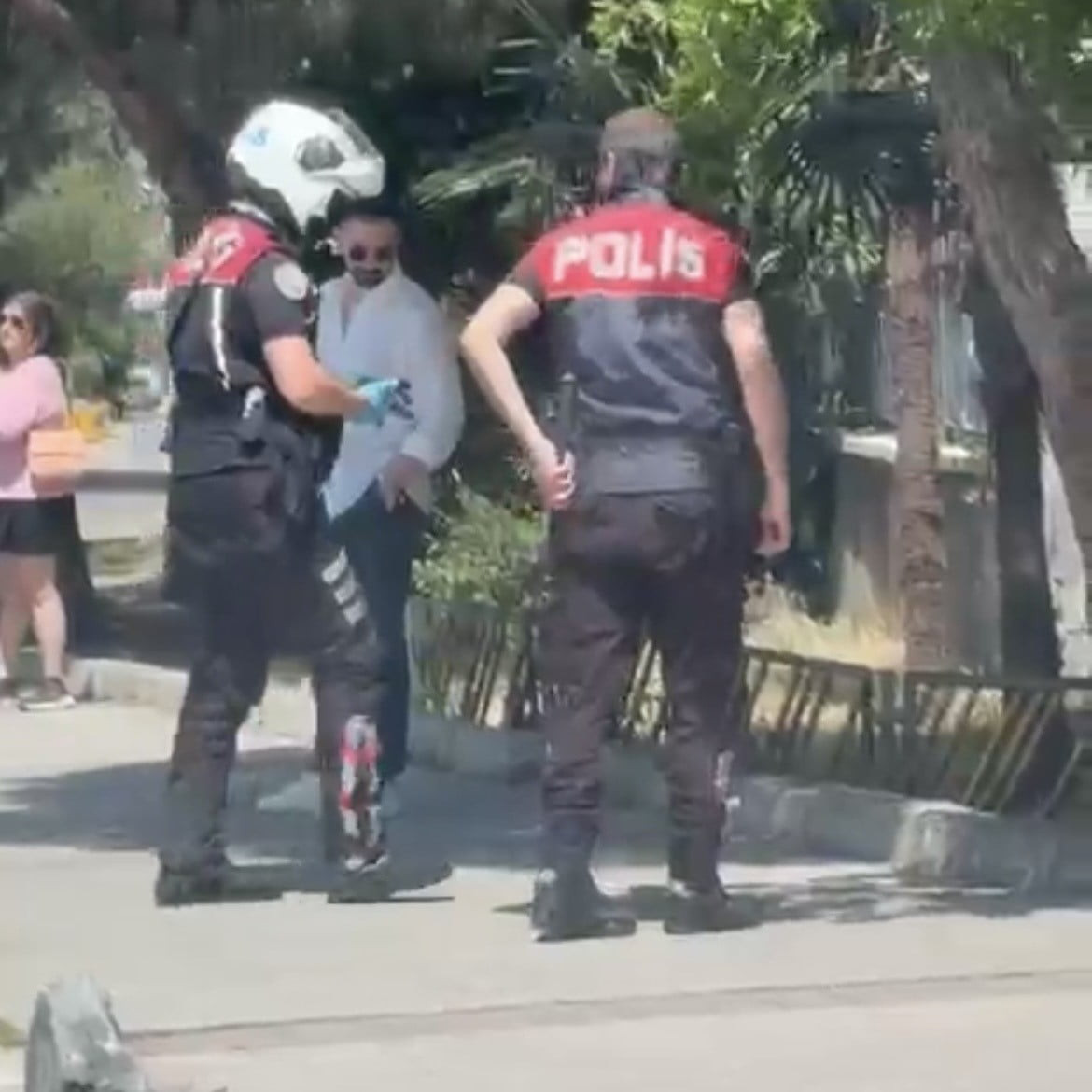 İZMİR'İN KARABAĞLAR İLÇESİNDE, YOLUN KARŞISINA GEÇMEYE ÇALIŞAN YAVRU KEDİ BİR OTOMOBİLİN ÇARPMASI...
