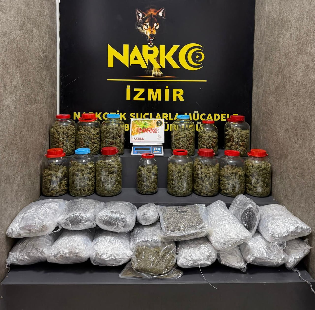 İZMİR'İN KARABAĞLAR VE KARŞIYAKA İLÇELERİNDE POLİS EKİPLERİ TARAFINDAN UYUŞTURUCU SATICILARINA...