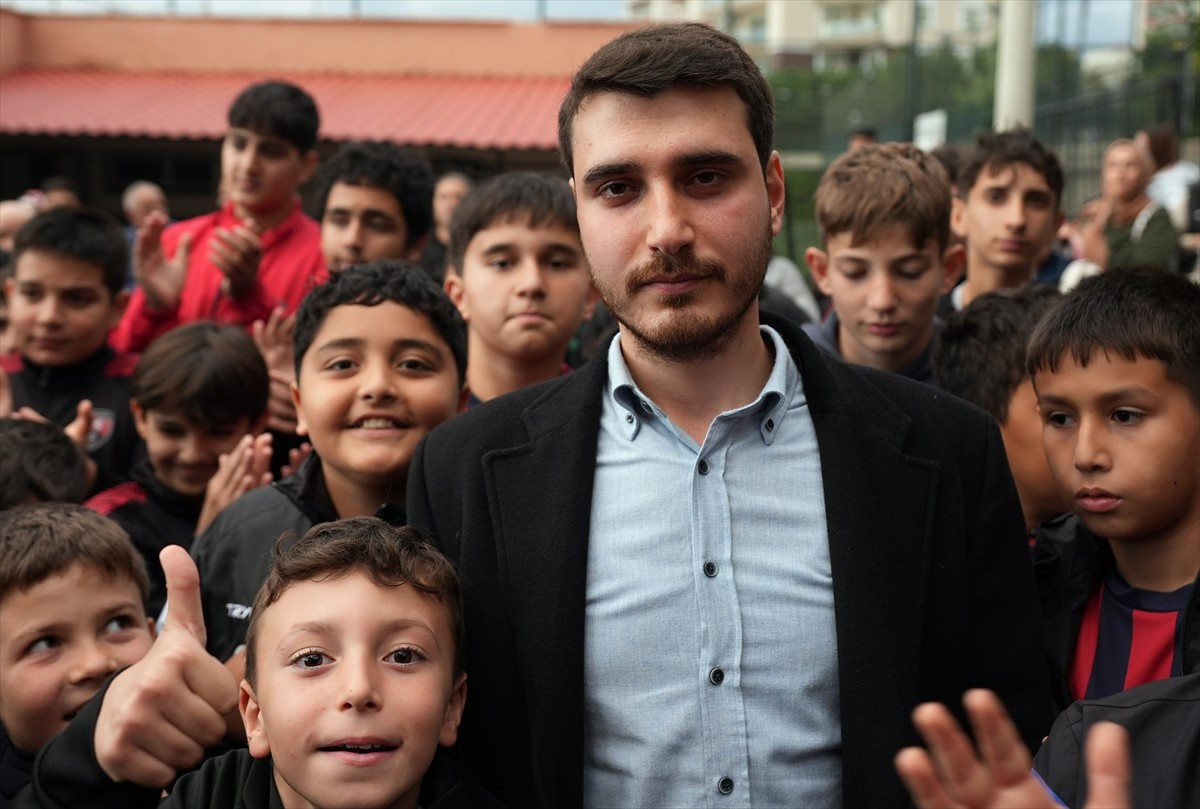 İzmir'in Karşıyaka ilçesinde amatör futbol takımının kullandığı halı sahanın belirli saatlerde...