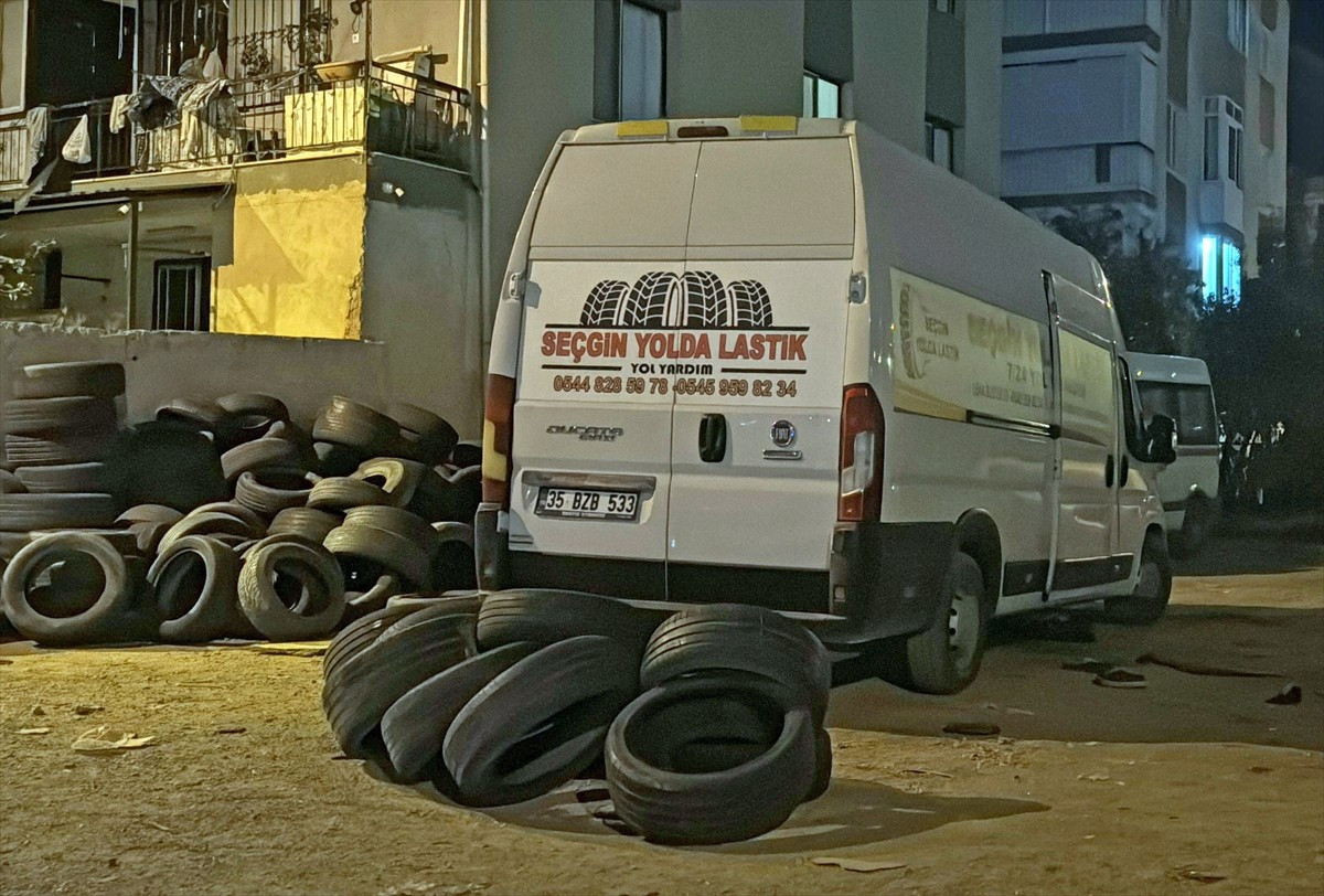 İzmir'in Karşıyaka ilçesinde bir panelvandaki kompresör makinasının patlaması sonucu 2 kişi...