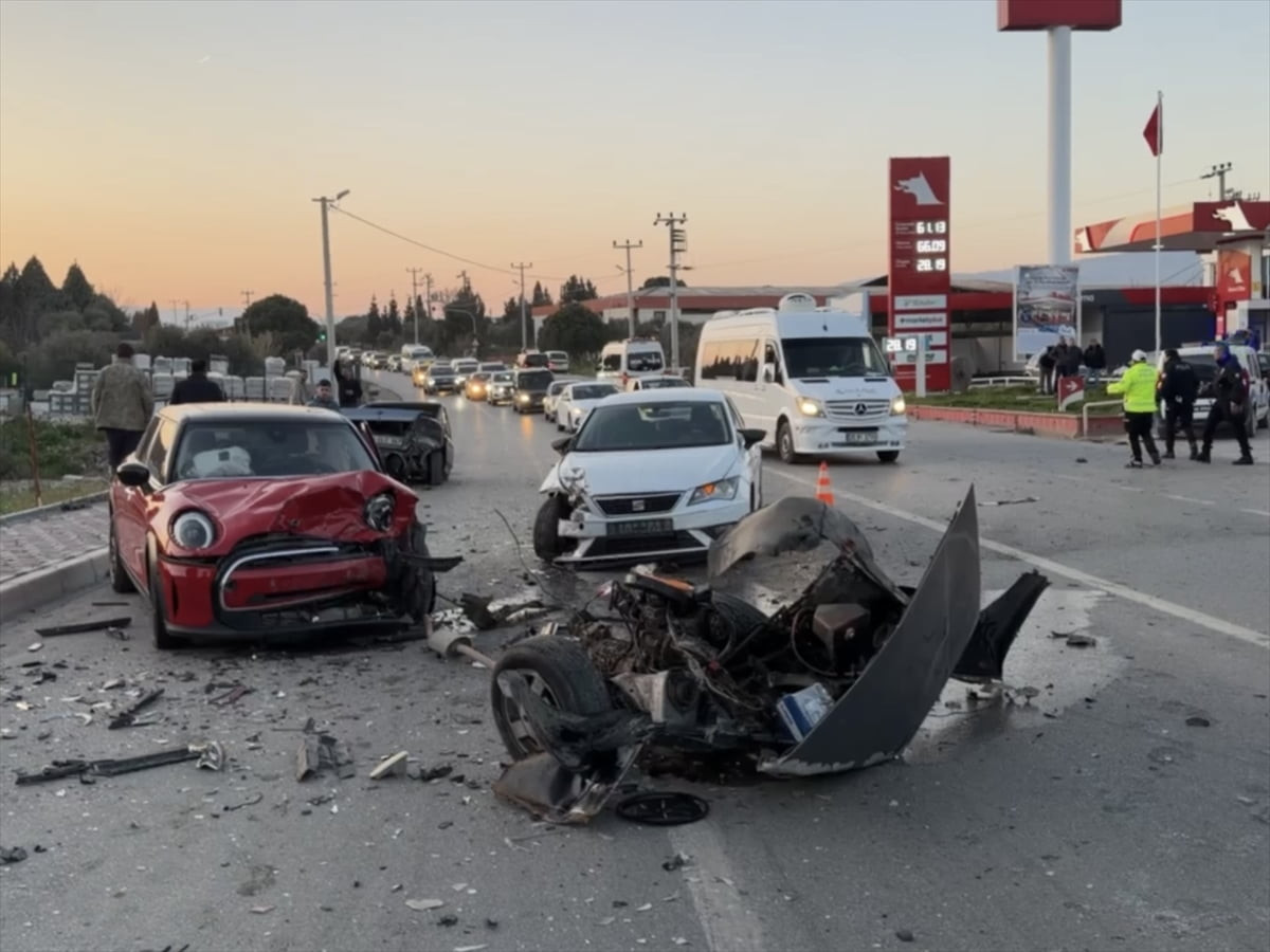 İzmir'in Kemalpaşa ilçesinde 3 otomobilin çarpıştığı kazada 1'i çocuk 3 kişi yaralandı.