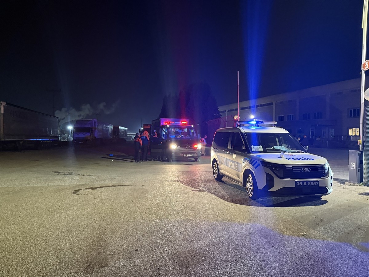 İzmir'in Kemalpaşa ilçesinde bir depodaki tırdan sızan kimyasal maddeden etkilenen 5 işçi...