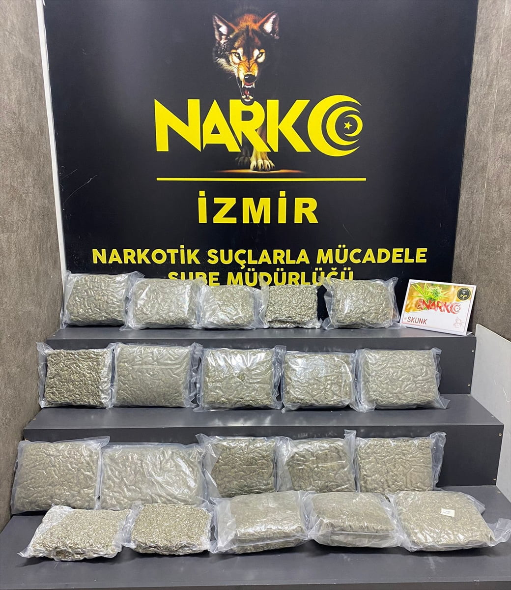 İzmir'in Kemalpaşa ilçesinde durdurulan araçta 21 kilo 200 gram uyuşturucu ele geçirildi...