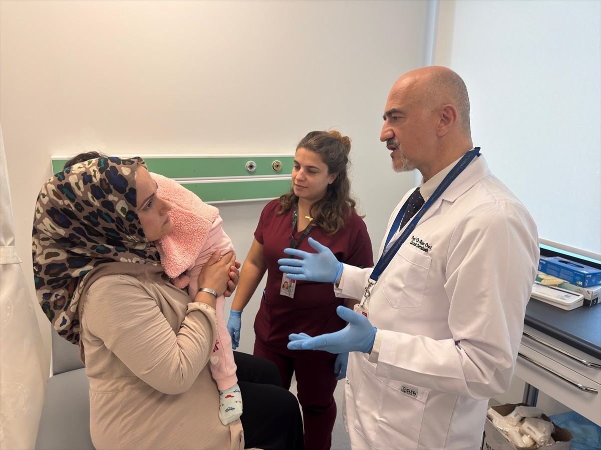 İzmir'in Kemalpaşa ilçesinde, evinde çıkan yangında vücudunda derin yanıklar oluşan ve solunum...