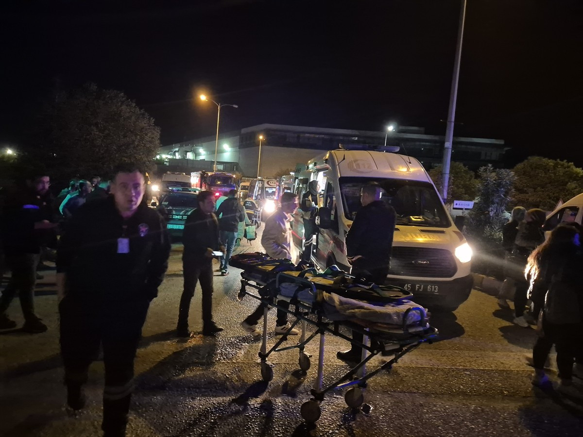 İzmir'in Kemalpaşa ilçesinde fabrika işçilerini taşıyan otobüs ile minibüsün çarpışması sonucu 13...