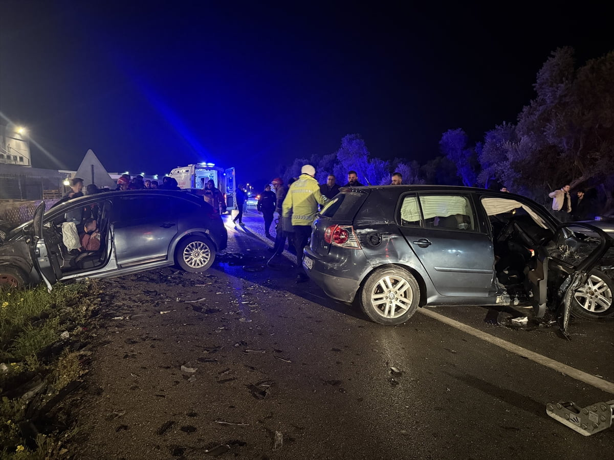 İzmir'in Kemalpaşa ilçesinde iki otomobilin çarpışması sonucu 4 kişi yaralandı. İhbar üzerine kaza...