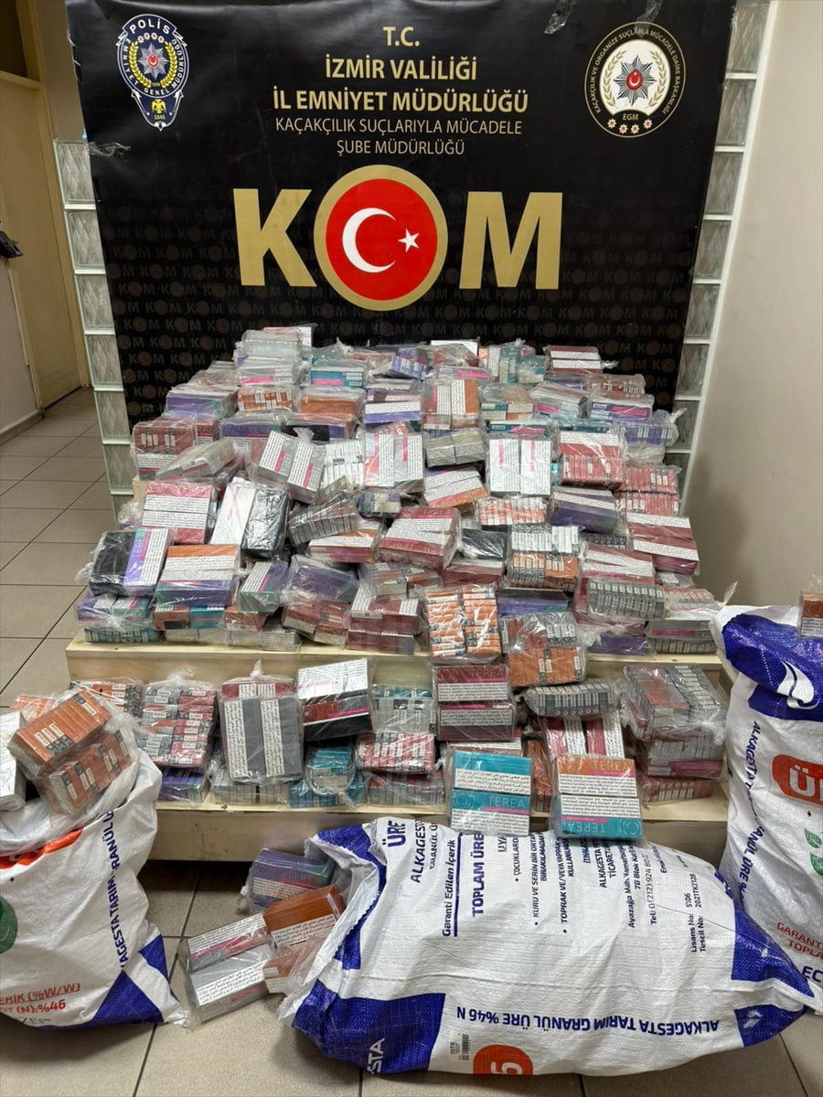 İzmir'in Kemalpaşa ilçesinde, kamyonet kasasındaki lastiklere gizlenmiş 8 bin 500 paket kaçak...