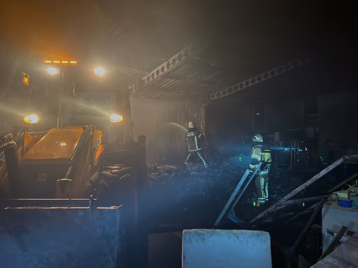 İzmir'in Kemalpaşa ilçesinde kompozit malzeme üreten bir fabrikada çıkan yangın, itfaiye...