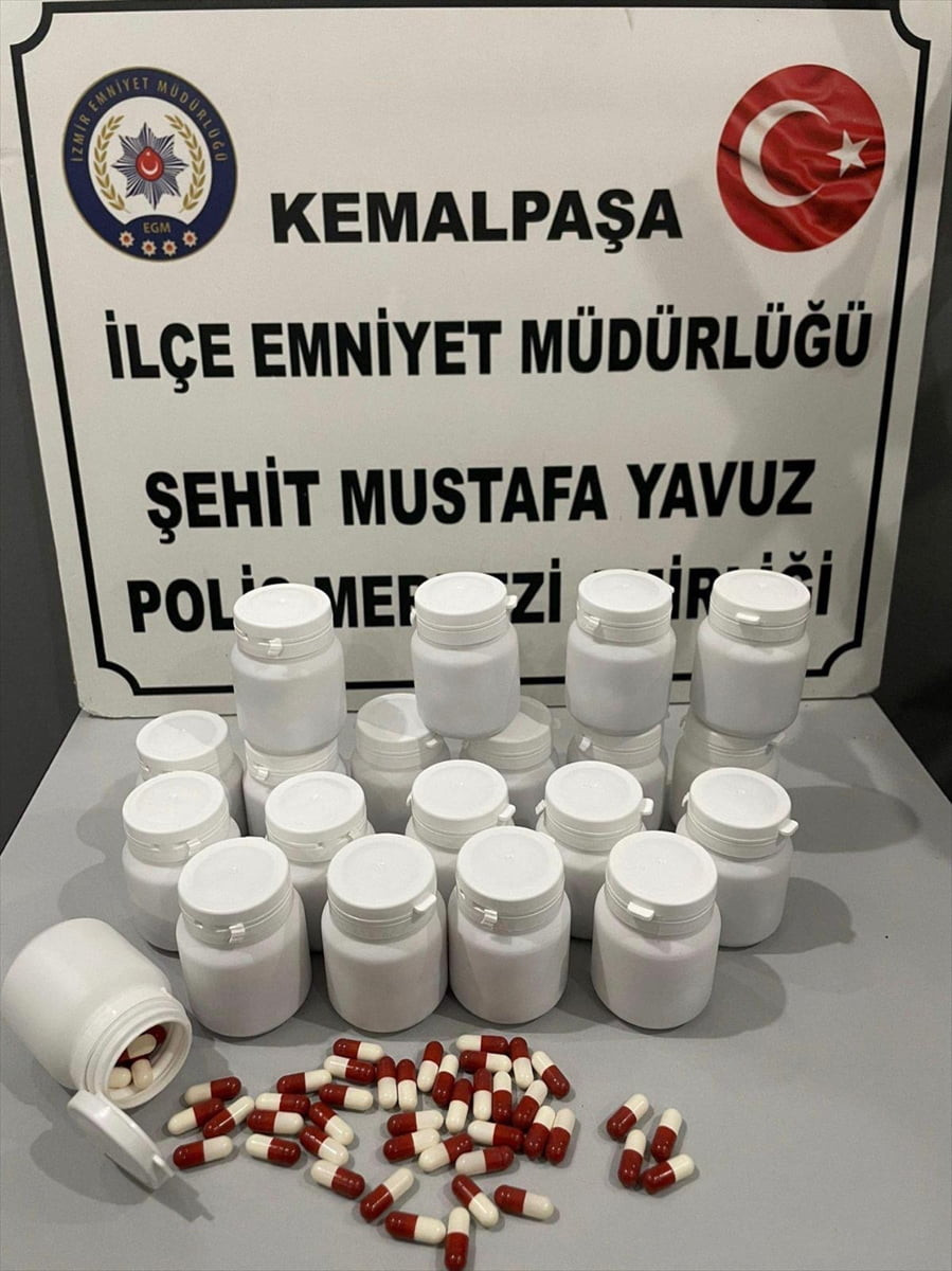 İzmir'in Kemalpaşa ilçesinde yolcu minibüsünde üzerlerinde uyuşturucu madde ele geçirilen 2...