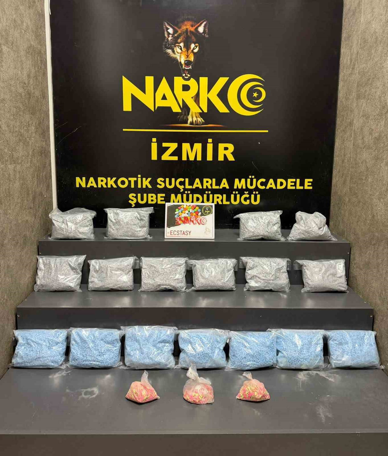 İZMİR'İN KINIK VE KONAK İLÇELERİNDE POLİS EKİPLERİNCE DÜZENLENEN İKİ AYRI UYUŞTURUCU OPERASYONUNDA...