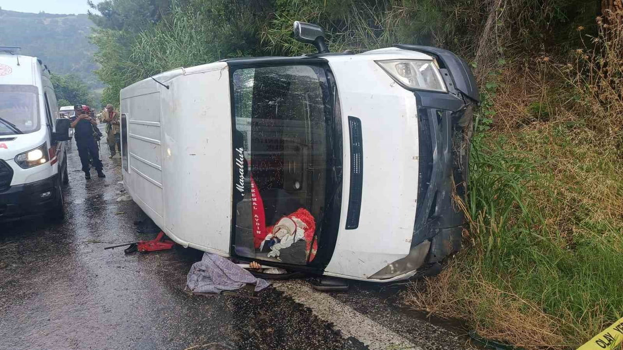 İZMİR'İN KİRAZ İLÇESİNDE, AŞIRI YAĞIŞ NEDENİYLE TARLADAN DÖNEN TARIM İŞÇİLERİNİ TAŞIYAN SERVİS...