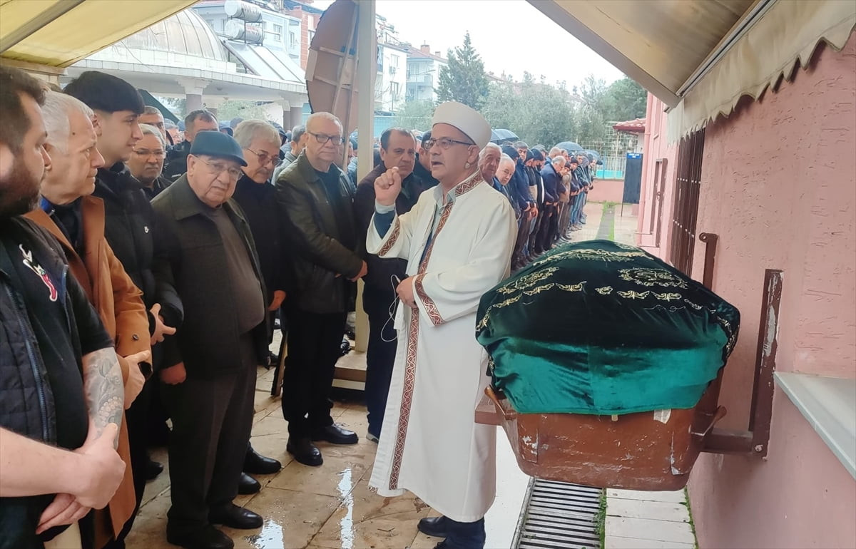 İzmir'in Kiraz ilçesinde park halindeki tırdan üzerine saman balyaları düşmesi sonucu hayatını...