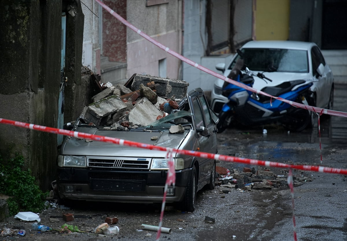 İzmir'in Konak ilçesinde 3 katlı binanın iki balkonu, park halindeki otomobilin üzerine çöktü....