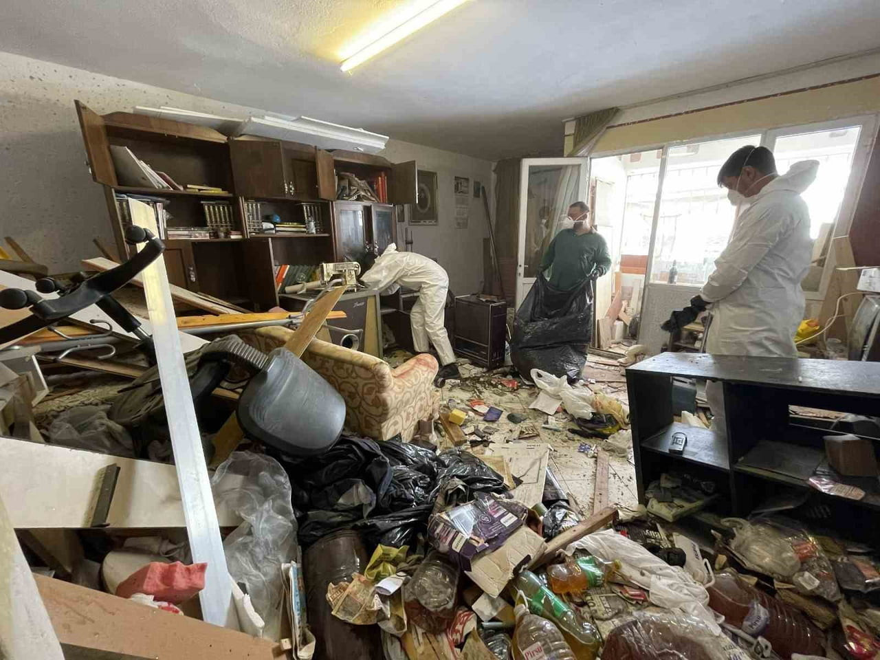 İZMİR'İN KONAK İLÇESİNDE BİR APARTMAN DAİRESİNDEN TAM 10 TON ATIK ÇIKARILDI.