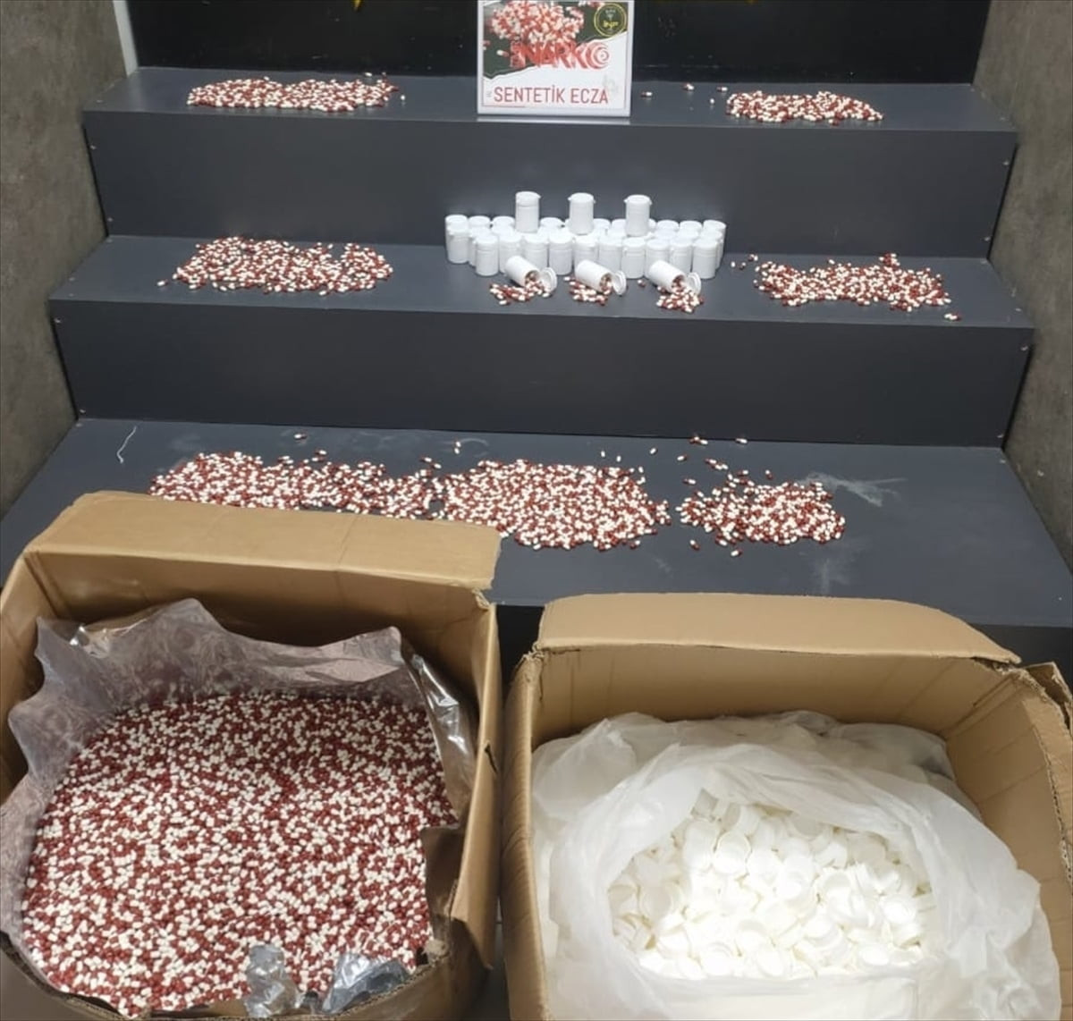 İzmir'in Konak ilçesinde bir eve düzenlenen operasyonda 104 bin 40 sentetik ecza ele geçirildi...
