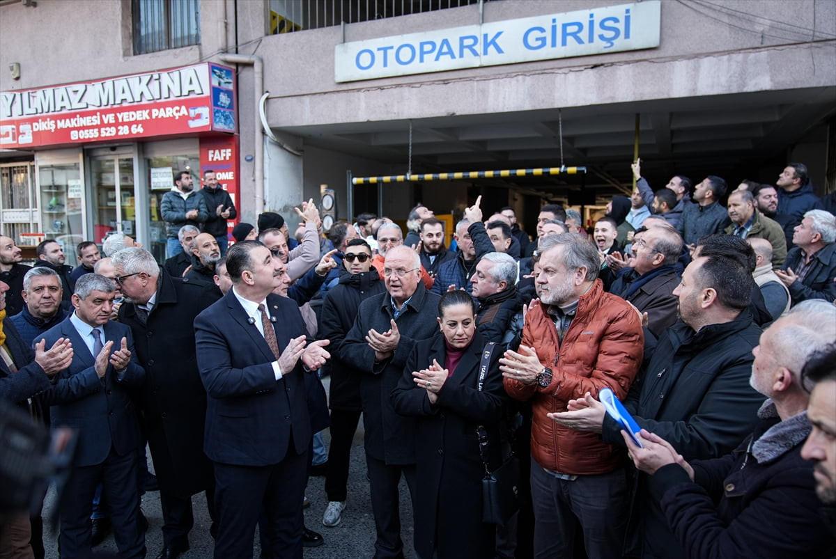 İzmir'in Konak ilçesinde bir grup esnaf, Büyükşehir Belediyesinin yıkım kararı aldığı Çankaya...