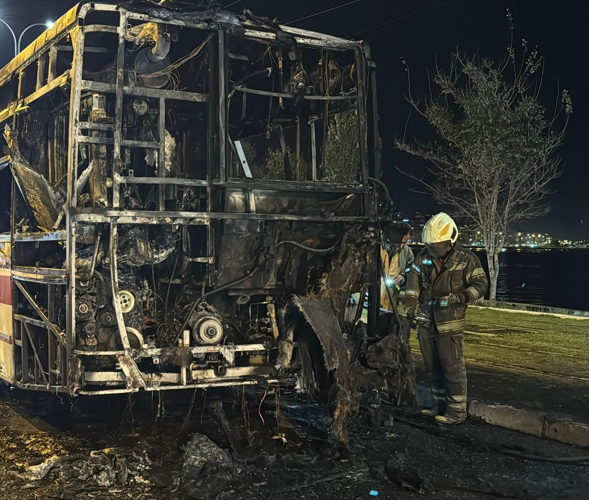 İzmir'in Konak ilçesinde, Büyükşehir Belediyesine ait otobüs seyir halindeyken çıkan yangın...