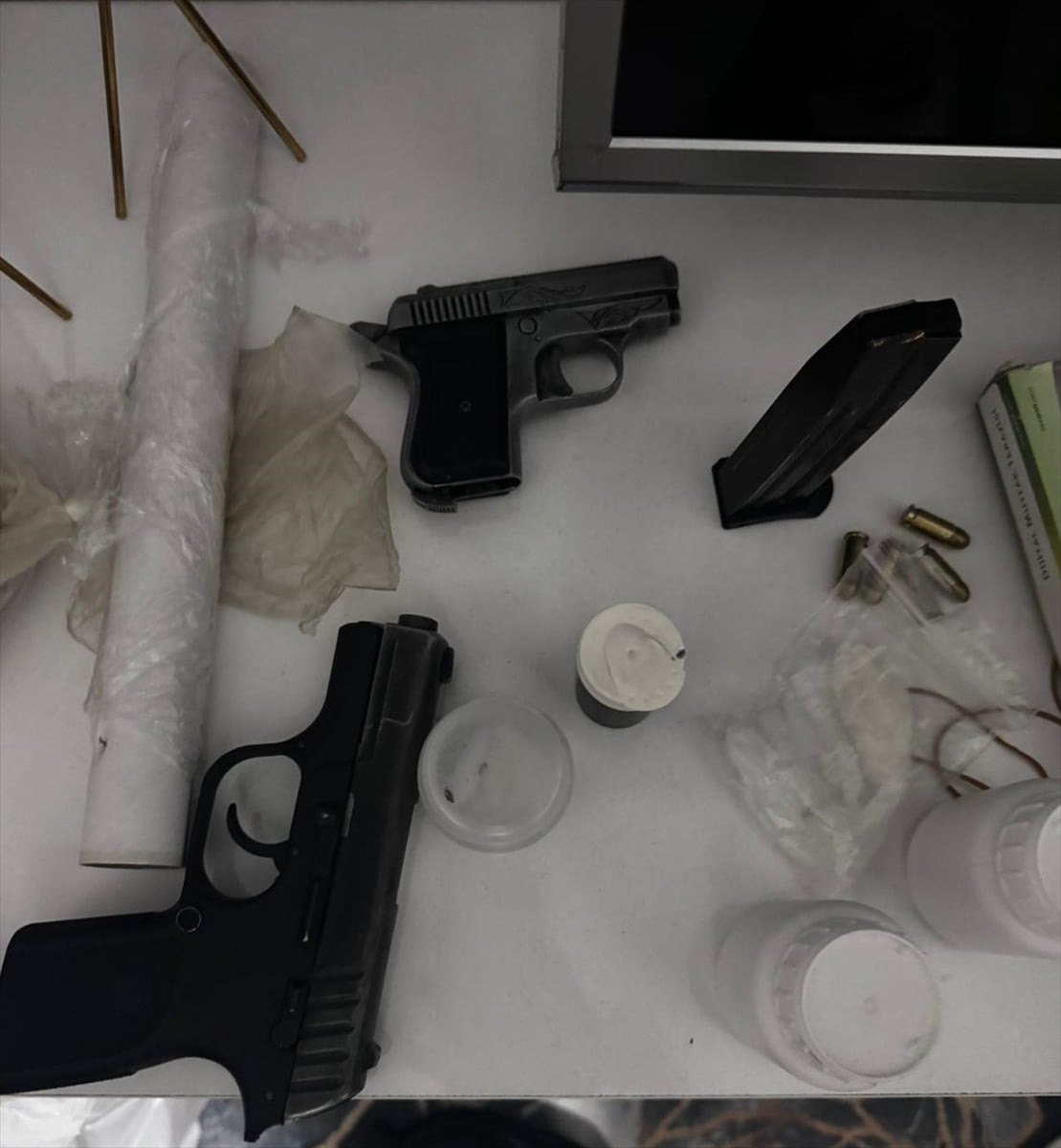 İzmir'in Konak ilçesinde düzenlenen uyuşturucu operasyonlarında 8 kilogram skunk, 200 gram...