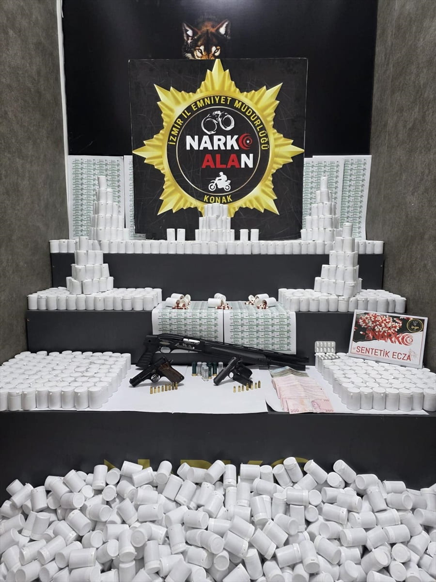 İzmir'in Konak ilçesinde düzenlenen uyuşturucu operasyonunda 3 şüpheli gözaltına alındı. Ekiplerin...