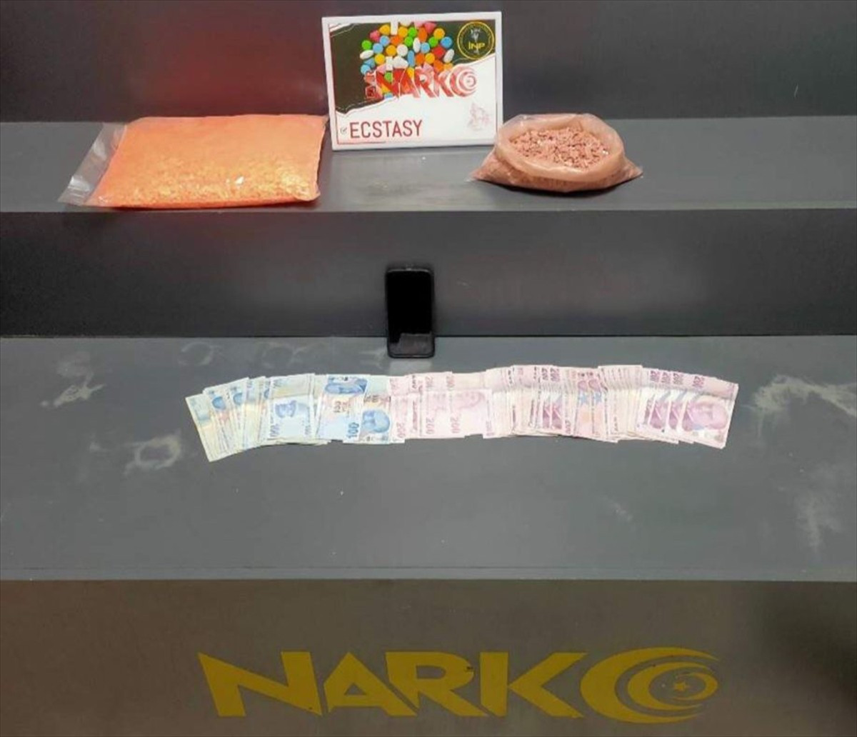 İzmir'in Konak ilçesinde düzenlenen uyuşturucu operasyonunda gözaltına alınan zanlı tutuklandı....