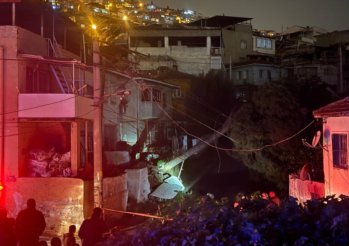  İzmir'in Konak ilçesinde fırtınanın etkisiyle elektrik tellerinin üzerine bir ağacın devrilmesi...
