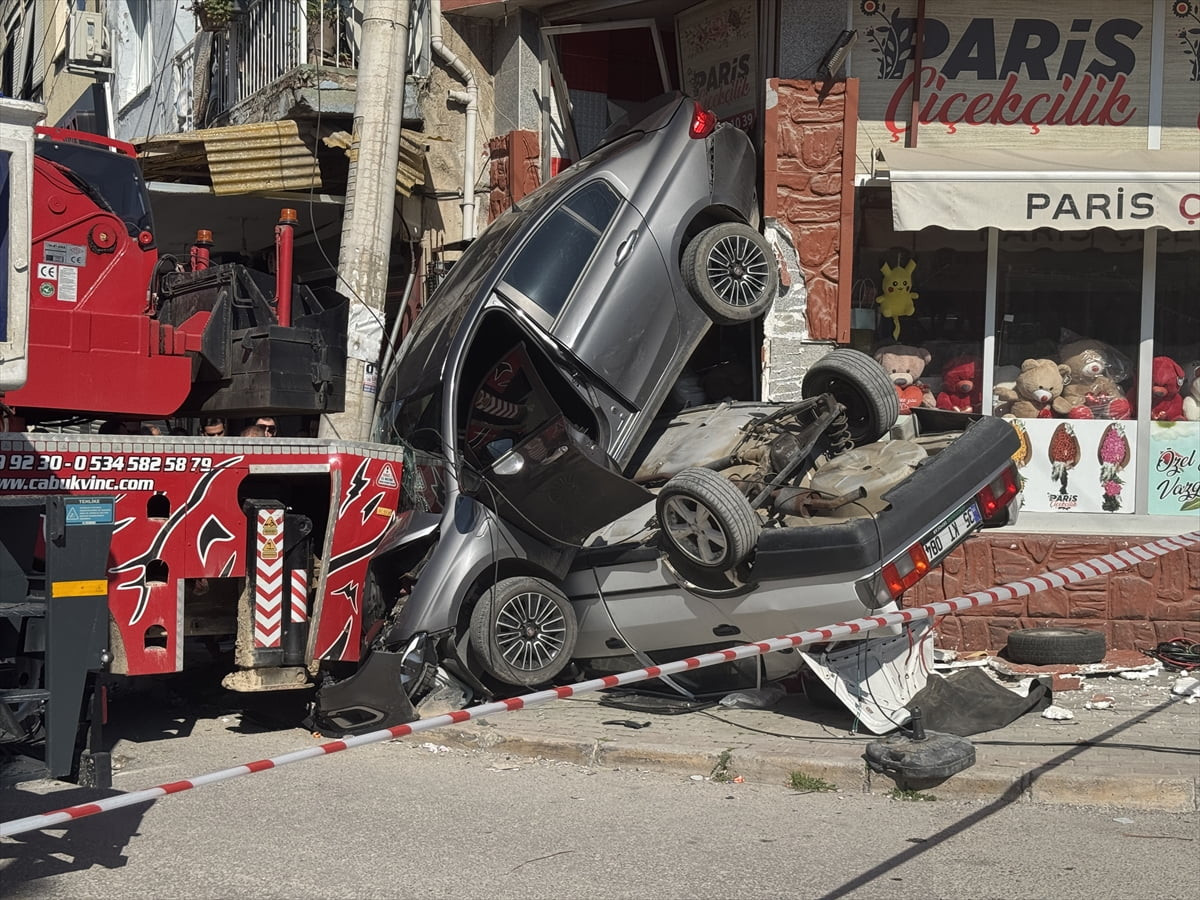 İzmir'in Konak ilçesinde freni boşalan vincin çarpması sonucu iki otomobil ile vinç ve iş yerinde...